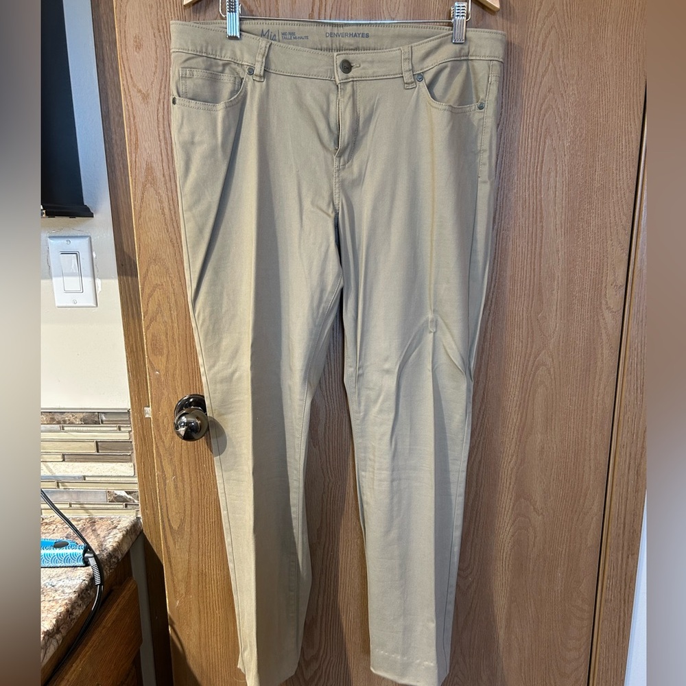 Women’s mid-rise Tan Pants